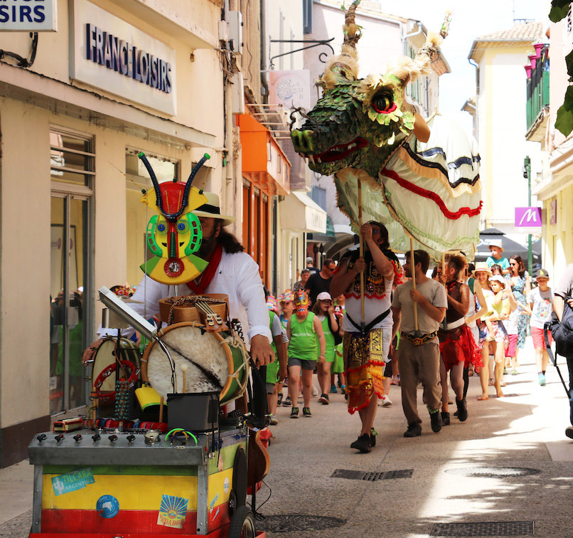 Spectacle déambulation rue